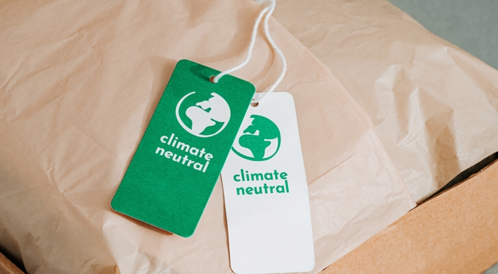 Pakke med mærker med teksten Climate neutral