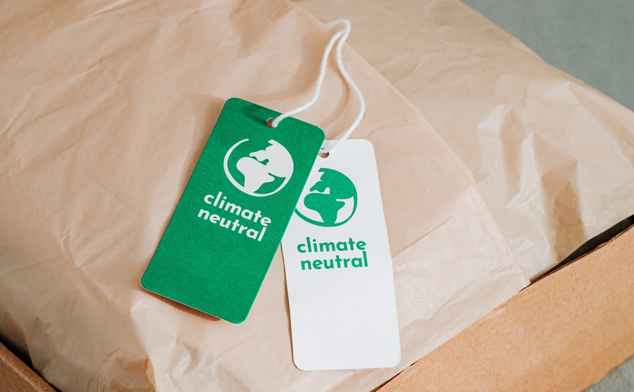 Pakke med mærker med teksten Climate neutral