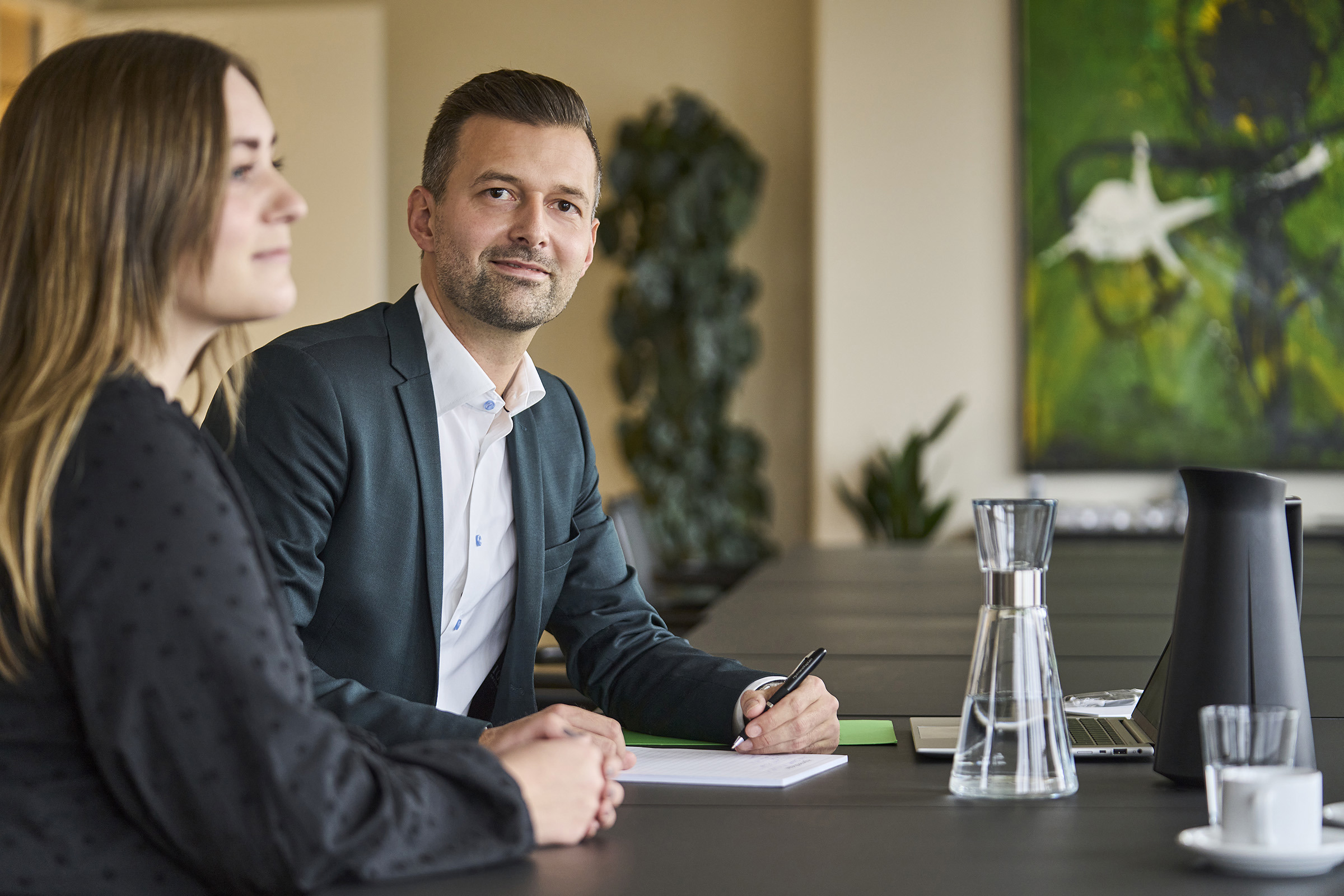 Lars Østerstrand og Erna Sverrisdóttir sidder ved bord