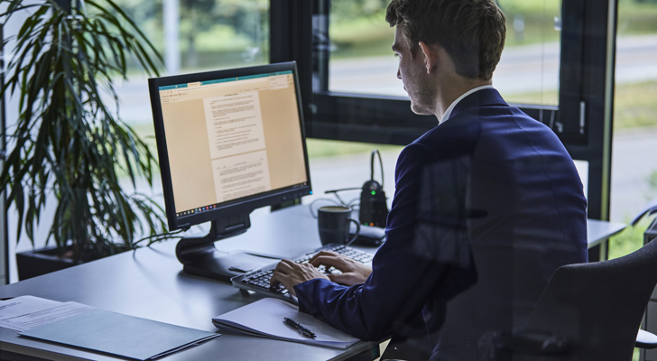 Mand arbejder ved computer 