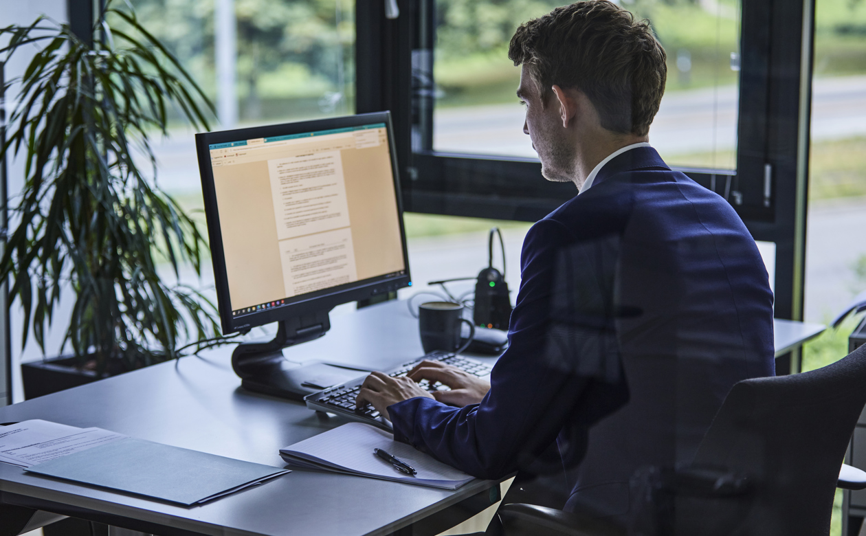 Mand arbejder ved computer