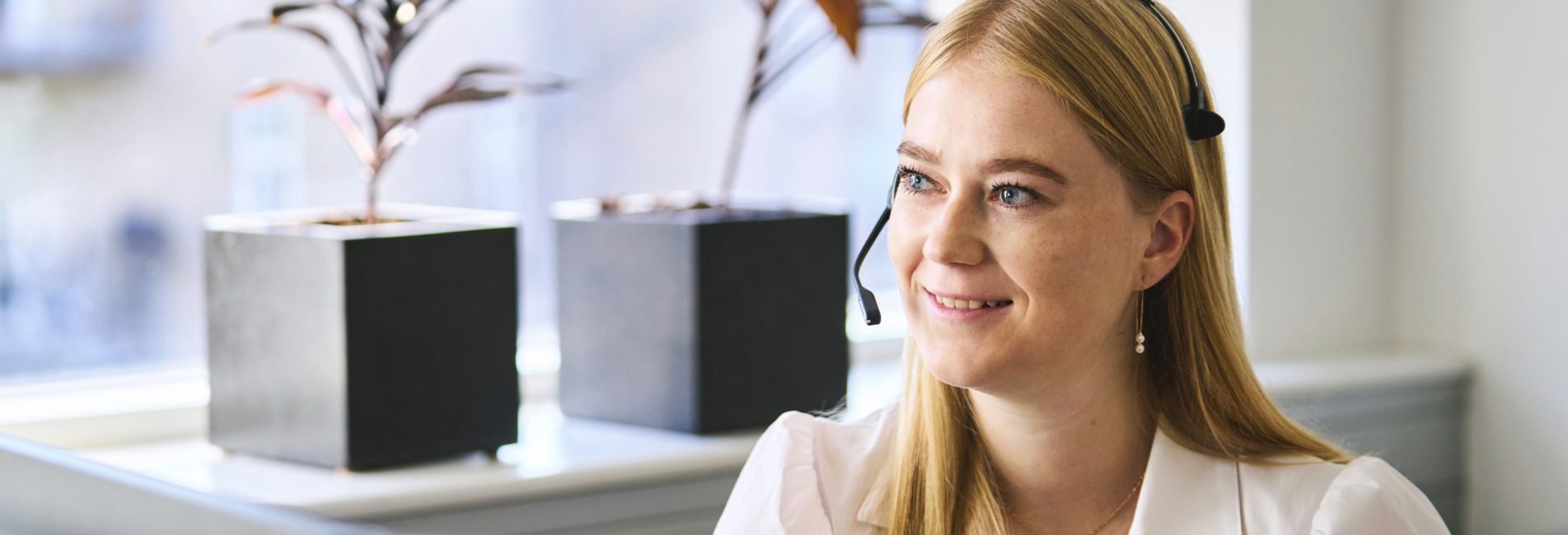 Nicoline Madsen som taler i telefon