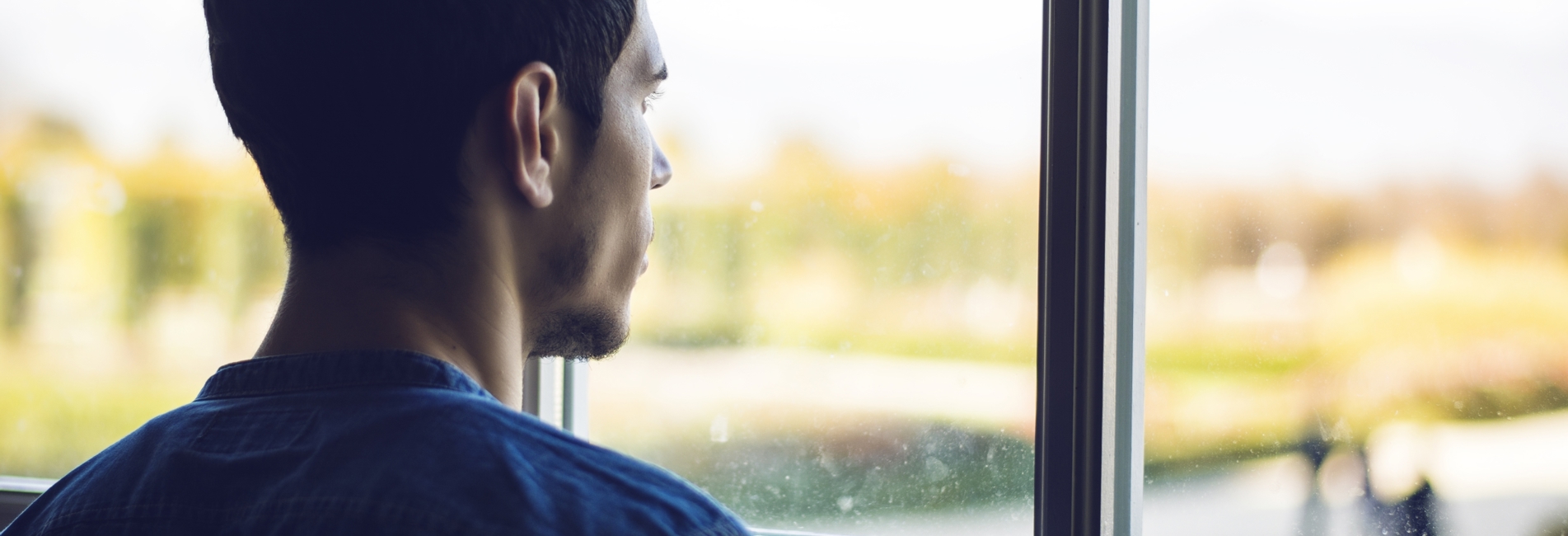 Person kigger ud af vindue og har PTSD