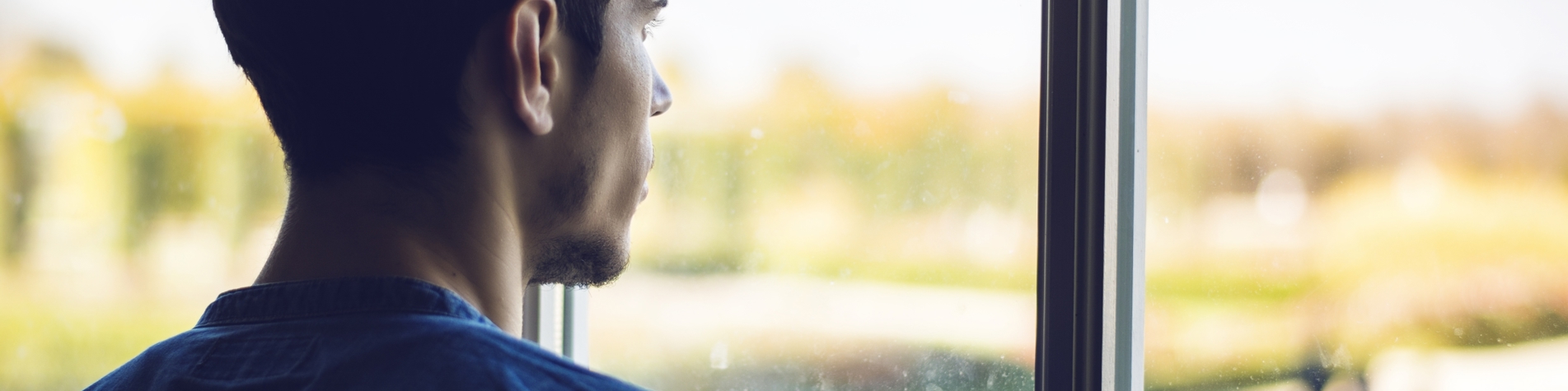 Person kigger ud af vindue og har PTSD