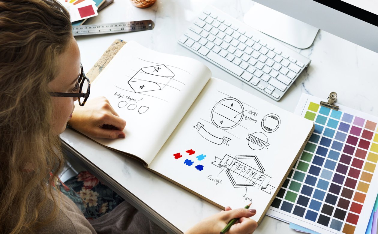 Kvinde som skitserer immaterielle varemærker