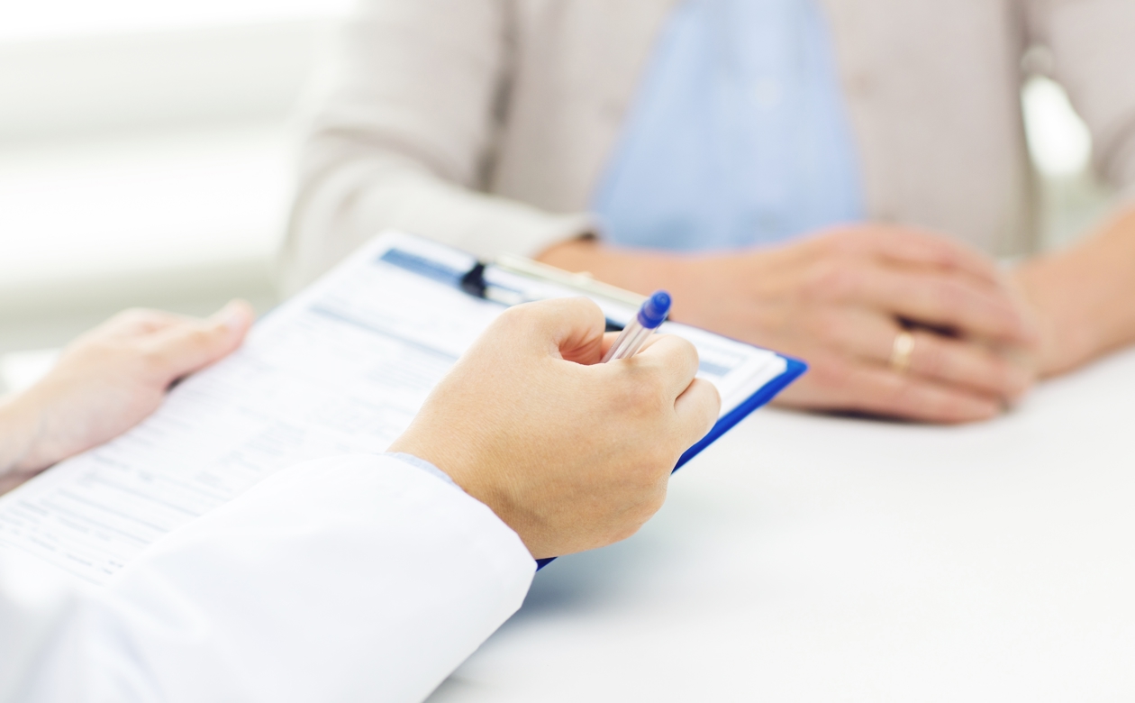 Læge der gennemgår behandlingstestamente overfor klient