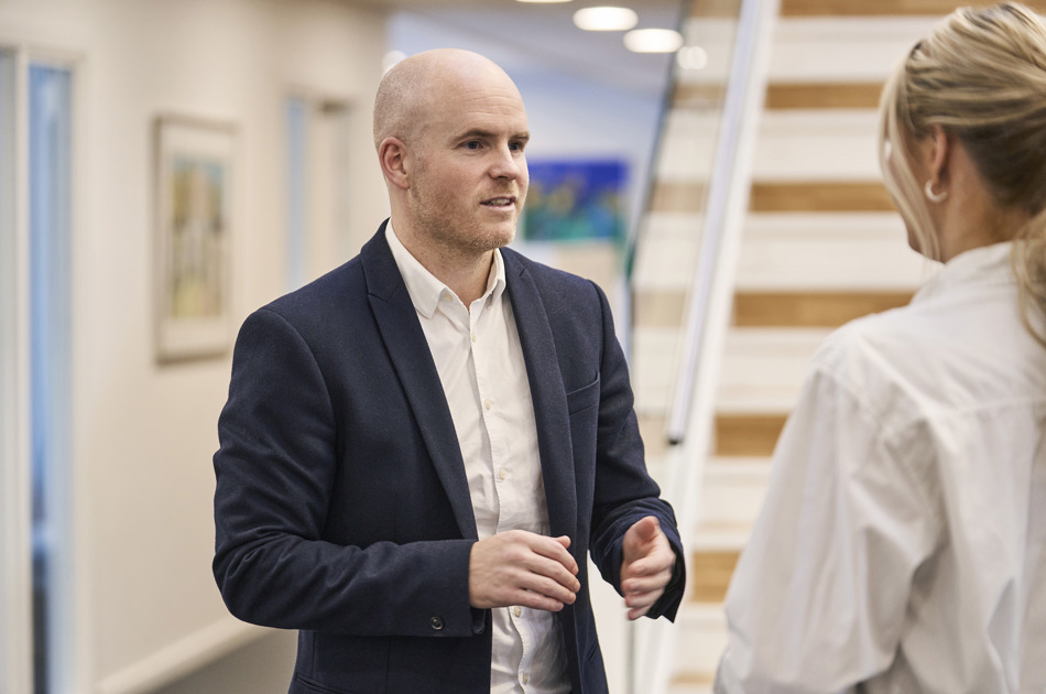 Christian Kjær Rugaard og Jens Højmark går og snakker sammen