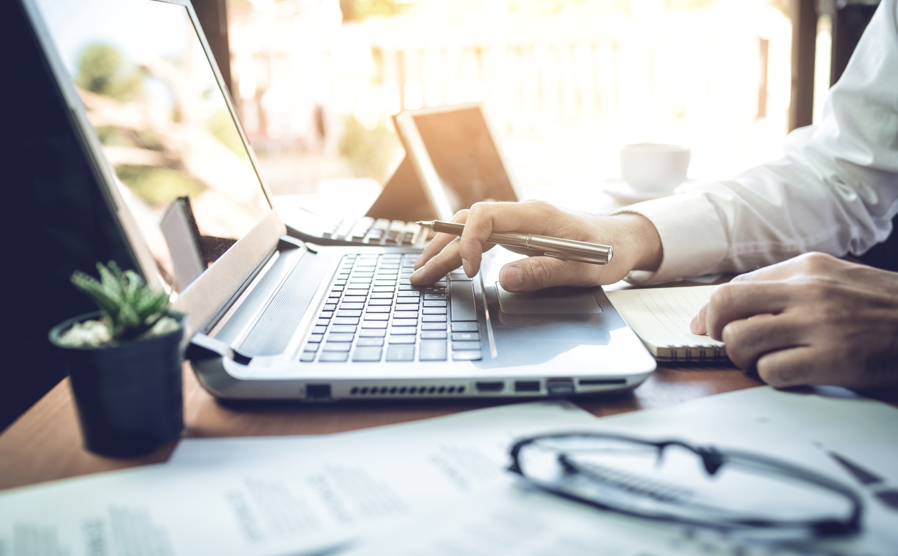 Closeup af mand der arbejder ved bærbar