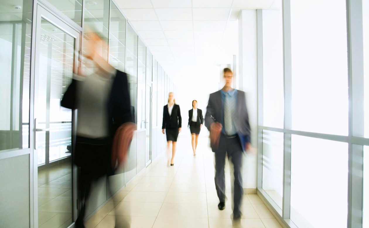 Fire personer går på firmagange