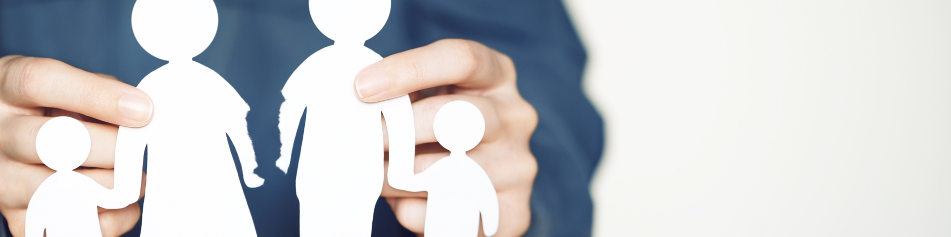 Papirudklip af familie, der bliver revet over som symboliserer skilsmisse