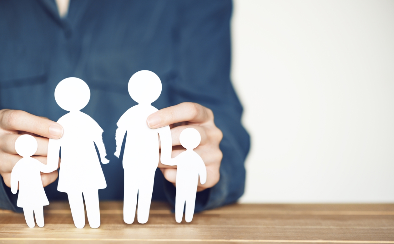 Papirudklip af familie, der bliver revet over som symboliserer skilsmisse