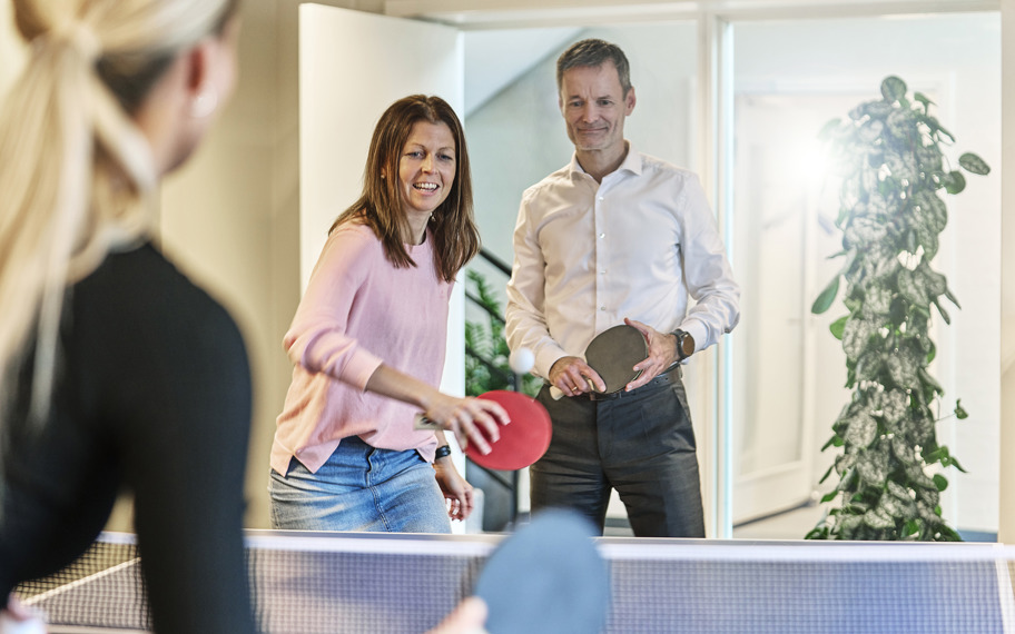 Kollegaer hos HjulmandKaptain spiller bordtennis