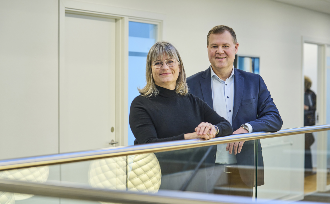 Karina Kellmer og Jens Baagøe Thomsen stående ved gelænder