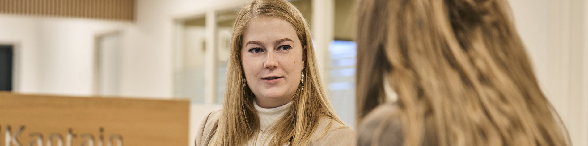 To kvinder holder møde