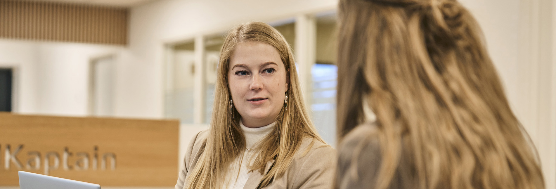 To kvinder holder møde