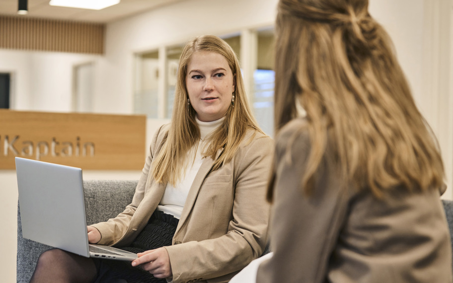 Nicoline Madsen holder møde med person