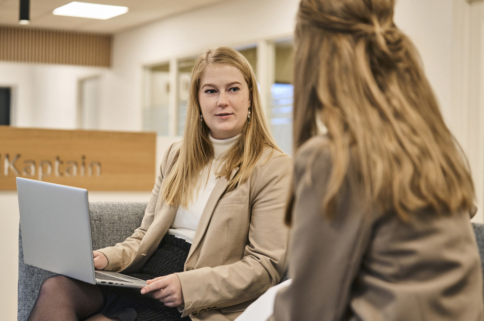 Nicoline Madsen holder møde med person