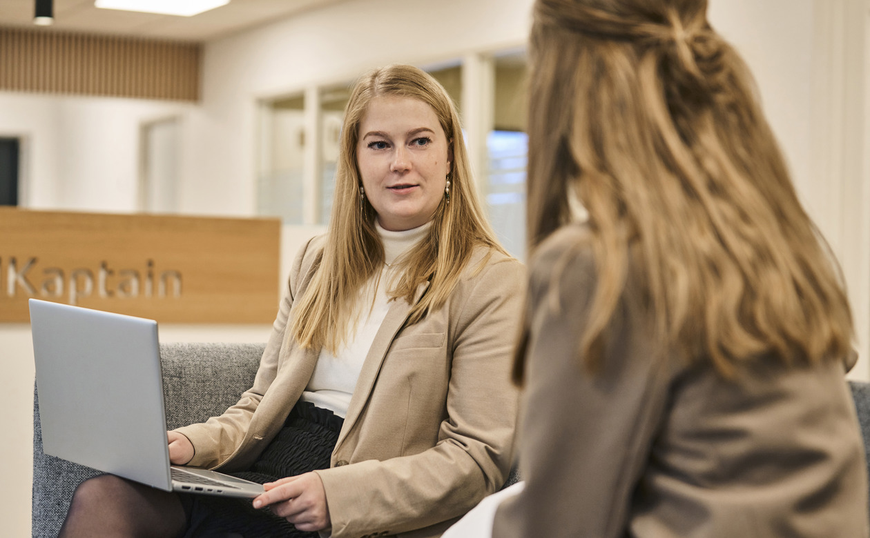 Nicoline Madsen holder møde med person