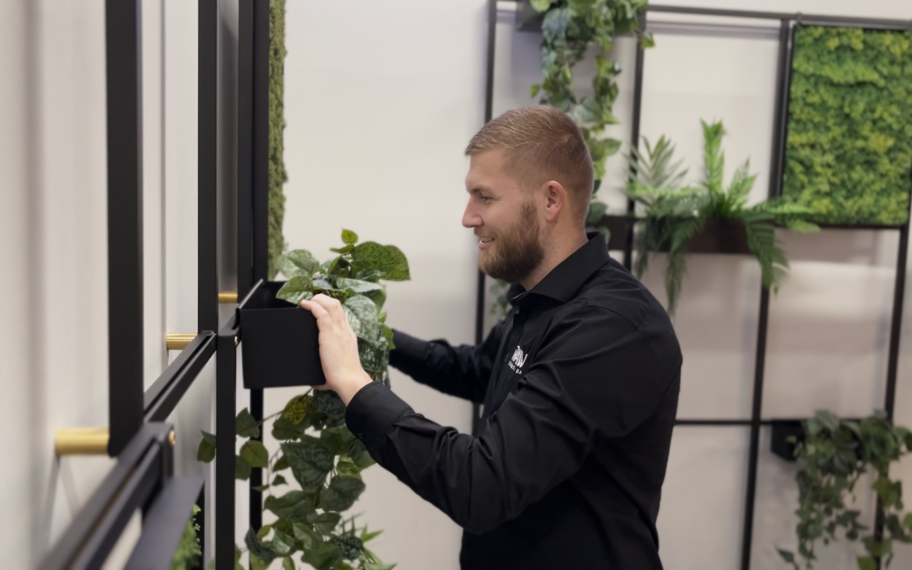 Person hos Raw solution hænger plante op