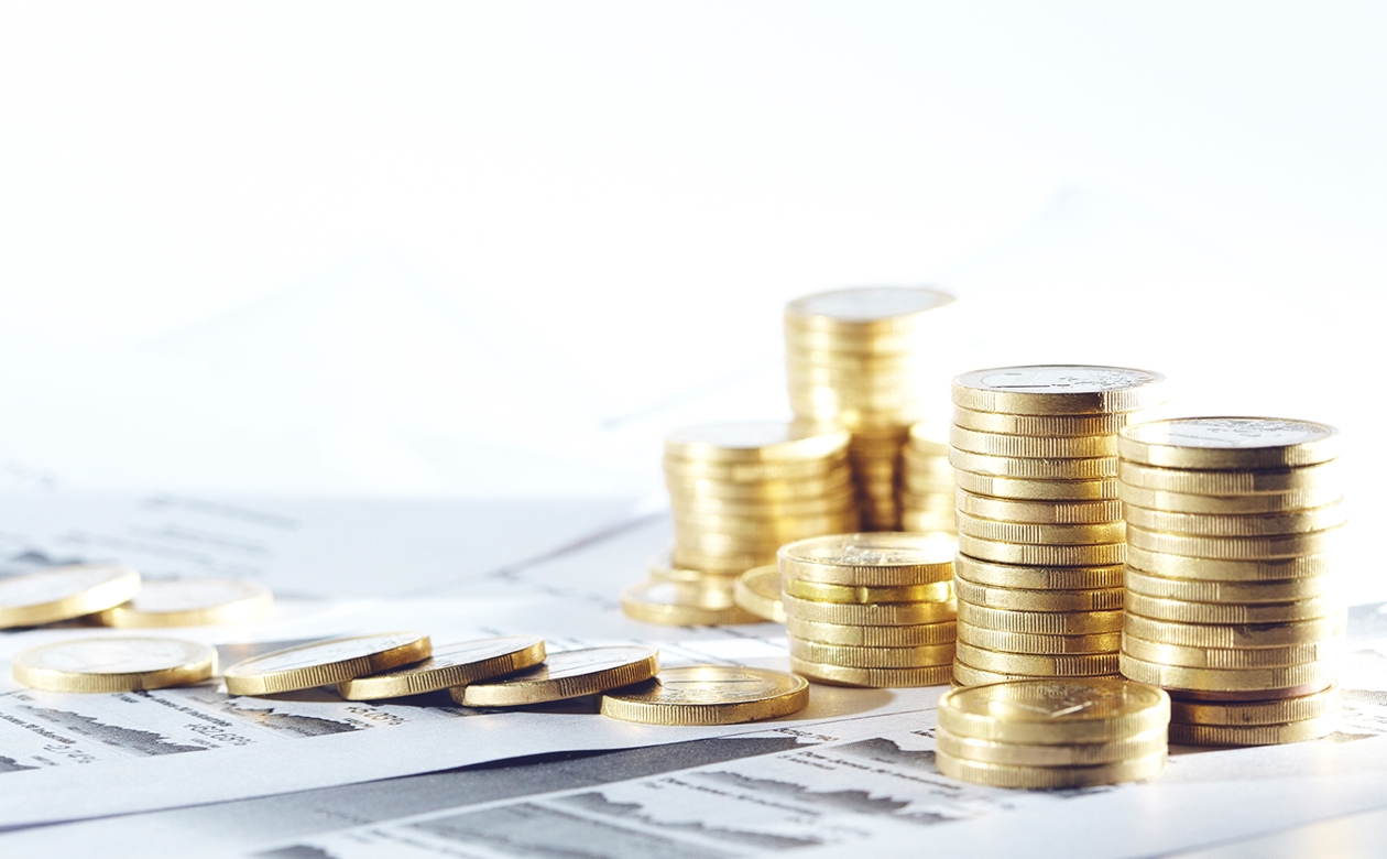 Mønter stablet på papir