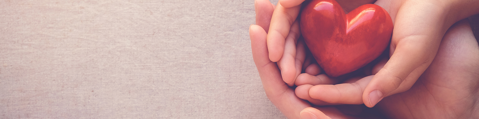 Familiehænder der holder hjerte