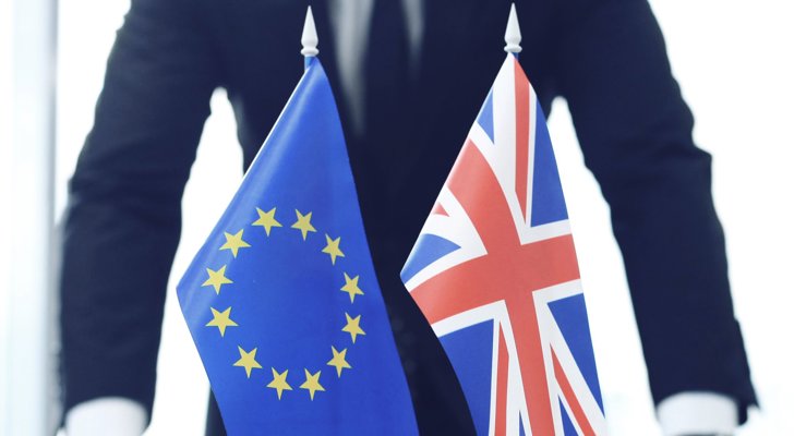 Mand stående foran Brexit Britisk Flag