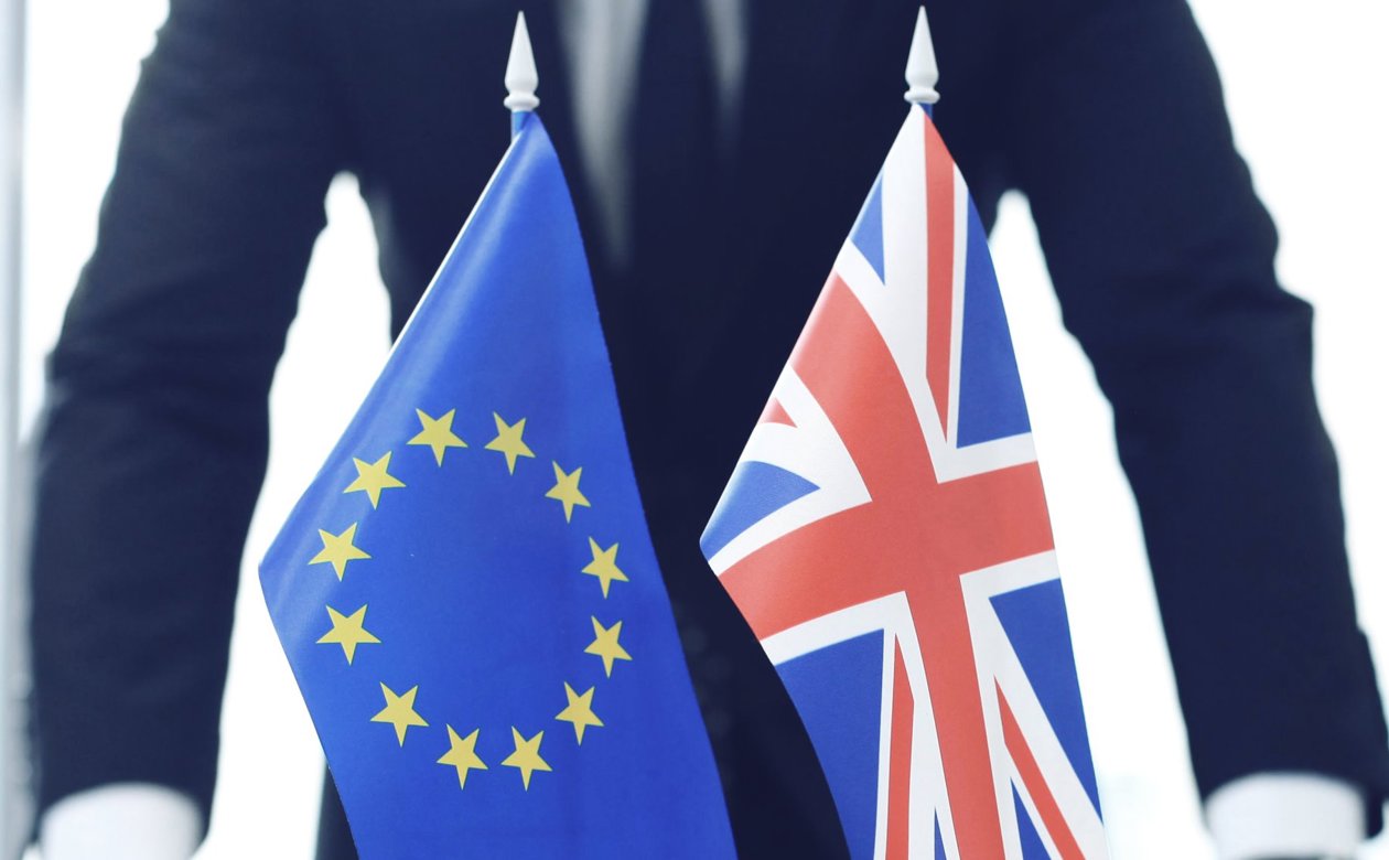 Mand stående foran Brexit Britisk Flag