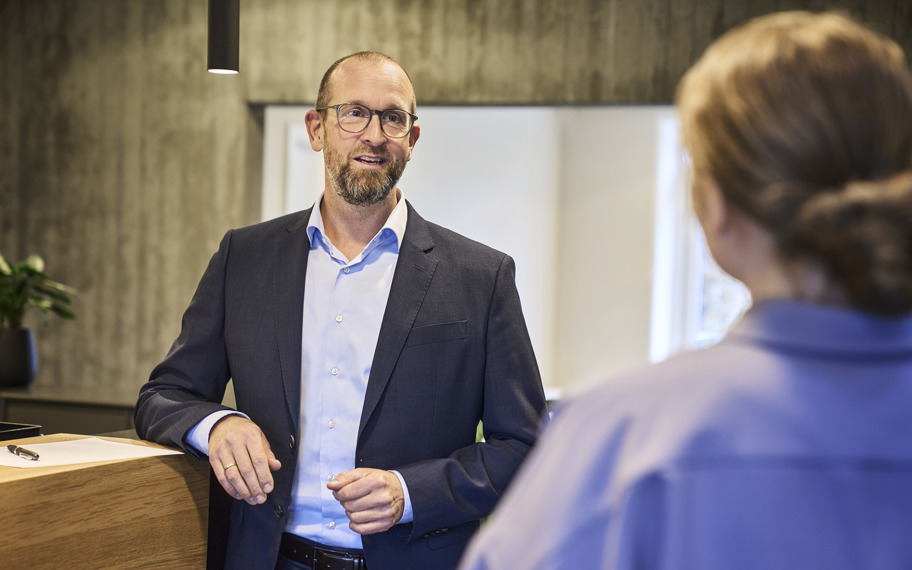 Søren Nørgaard Sørensen snakker med kunde