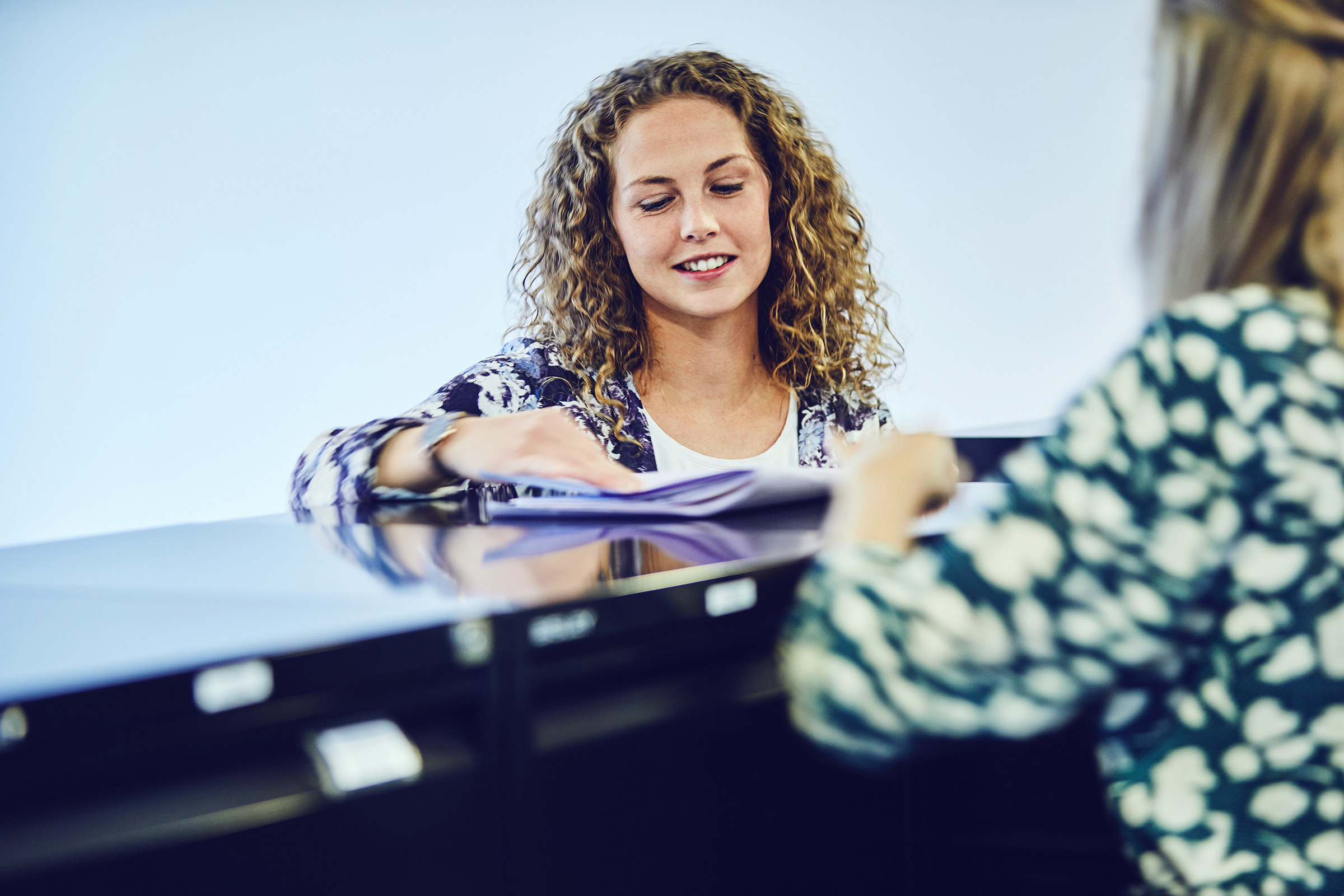 Advokatsekretærer snakker om sag