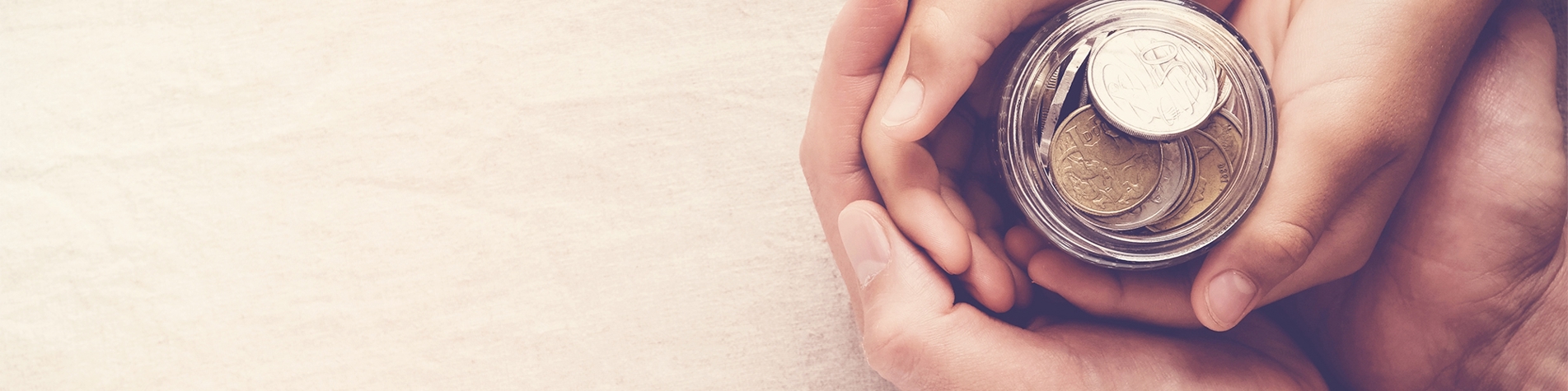 Personer holder glas med penge 