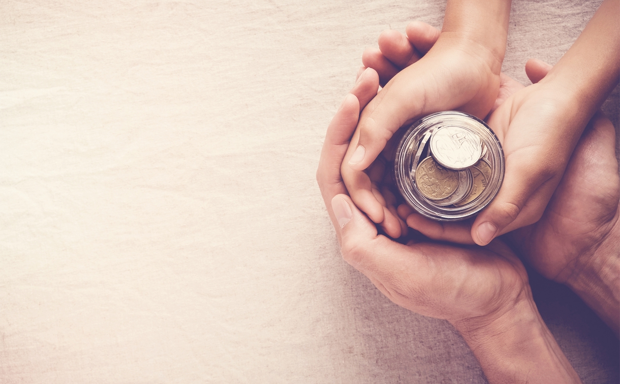 Personer holder glas med penge 