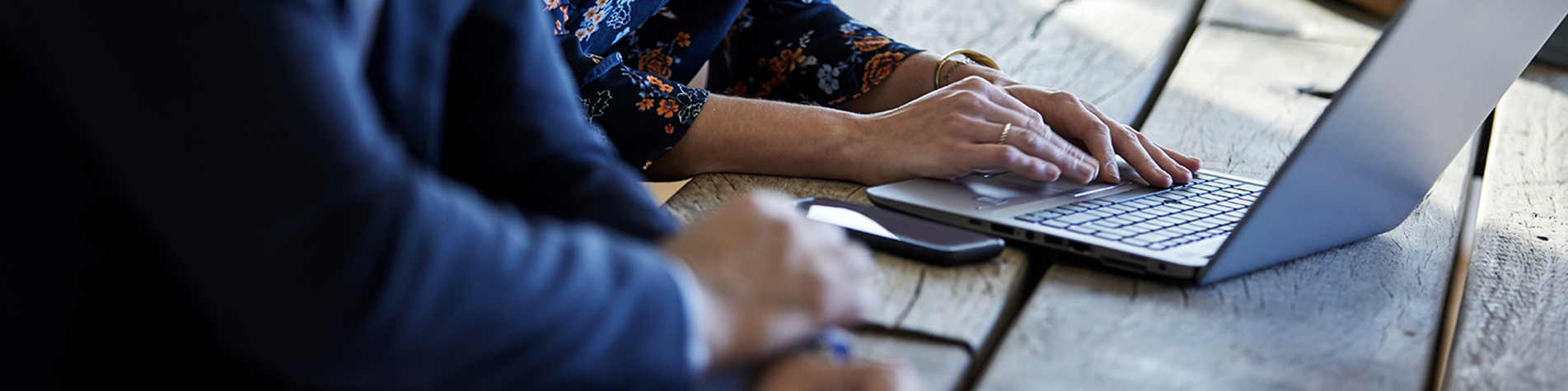 To personer holder møde ved laptop