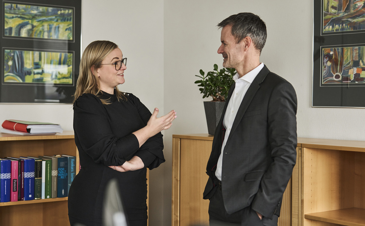 Jakob S. Johnsen og Mathilde Bak står og snakker sammen