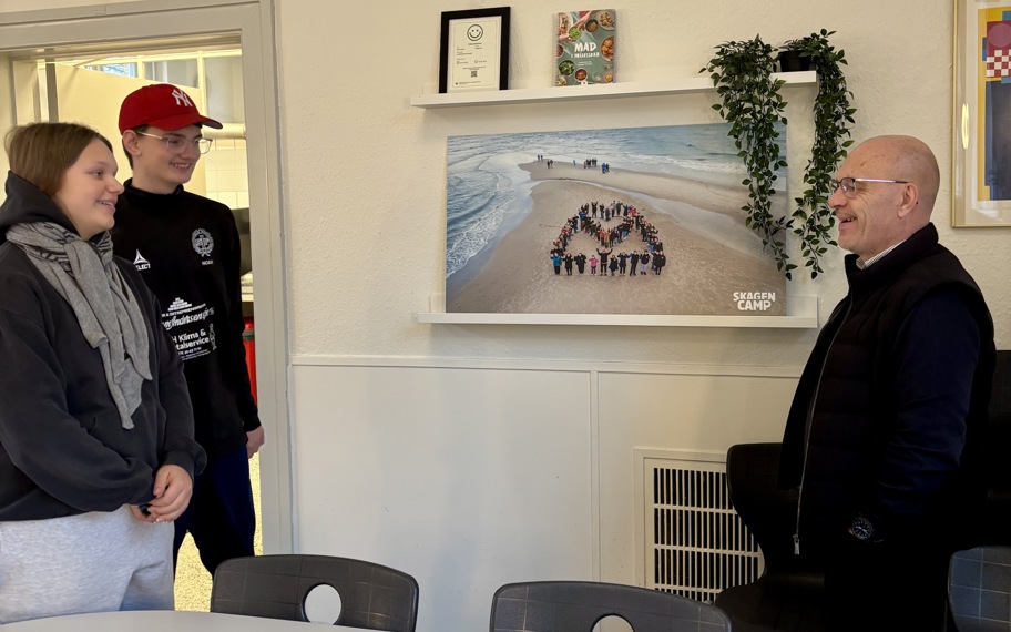 Karsten Madsen besøger to personer på julemærkehjemmet