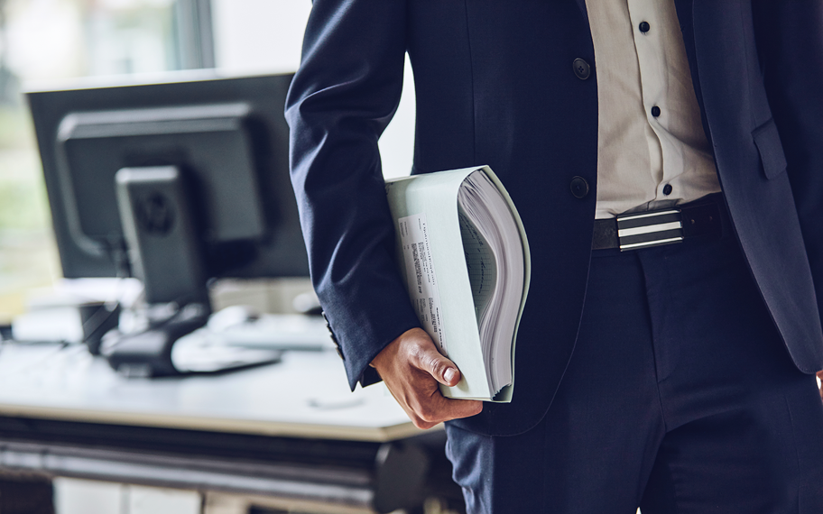 Advokat der holder sagsmappe