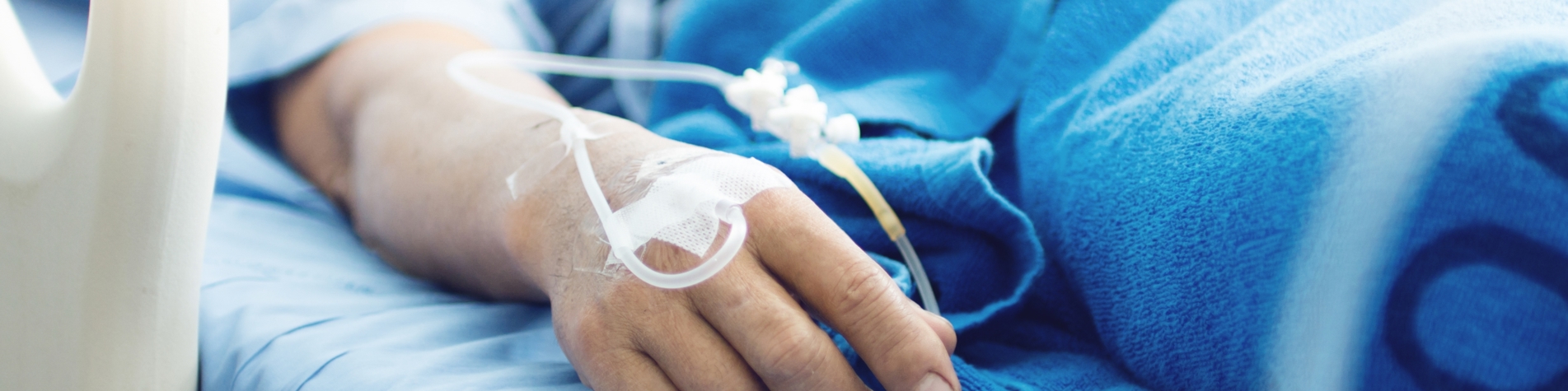 Person ligger i hospitalseng med patientskade 