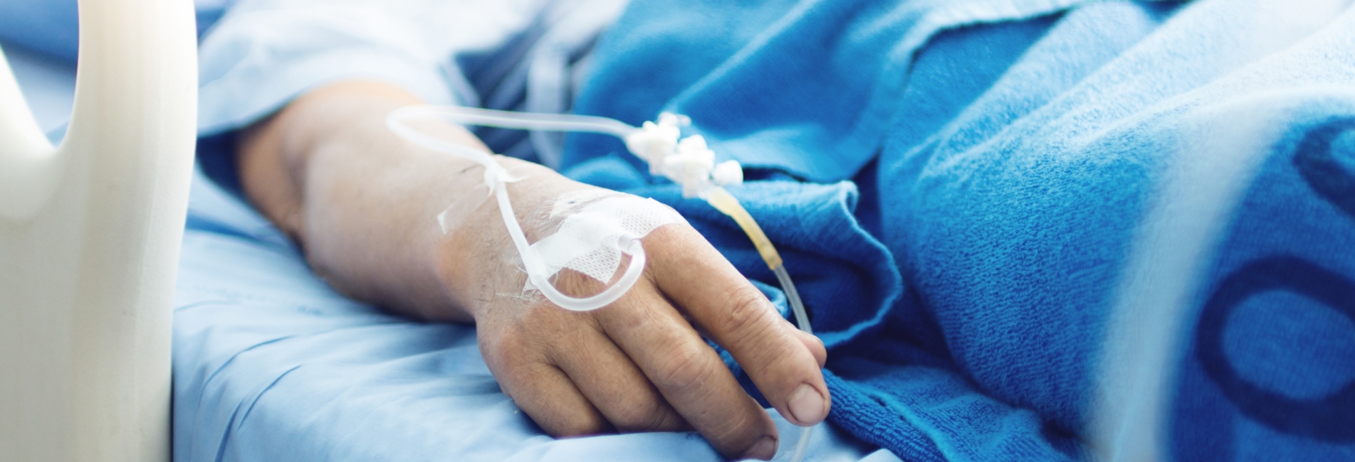 Person ligger i hospitalseng med patientskade 