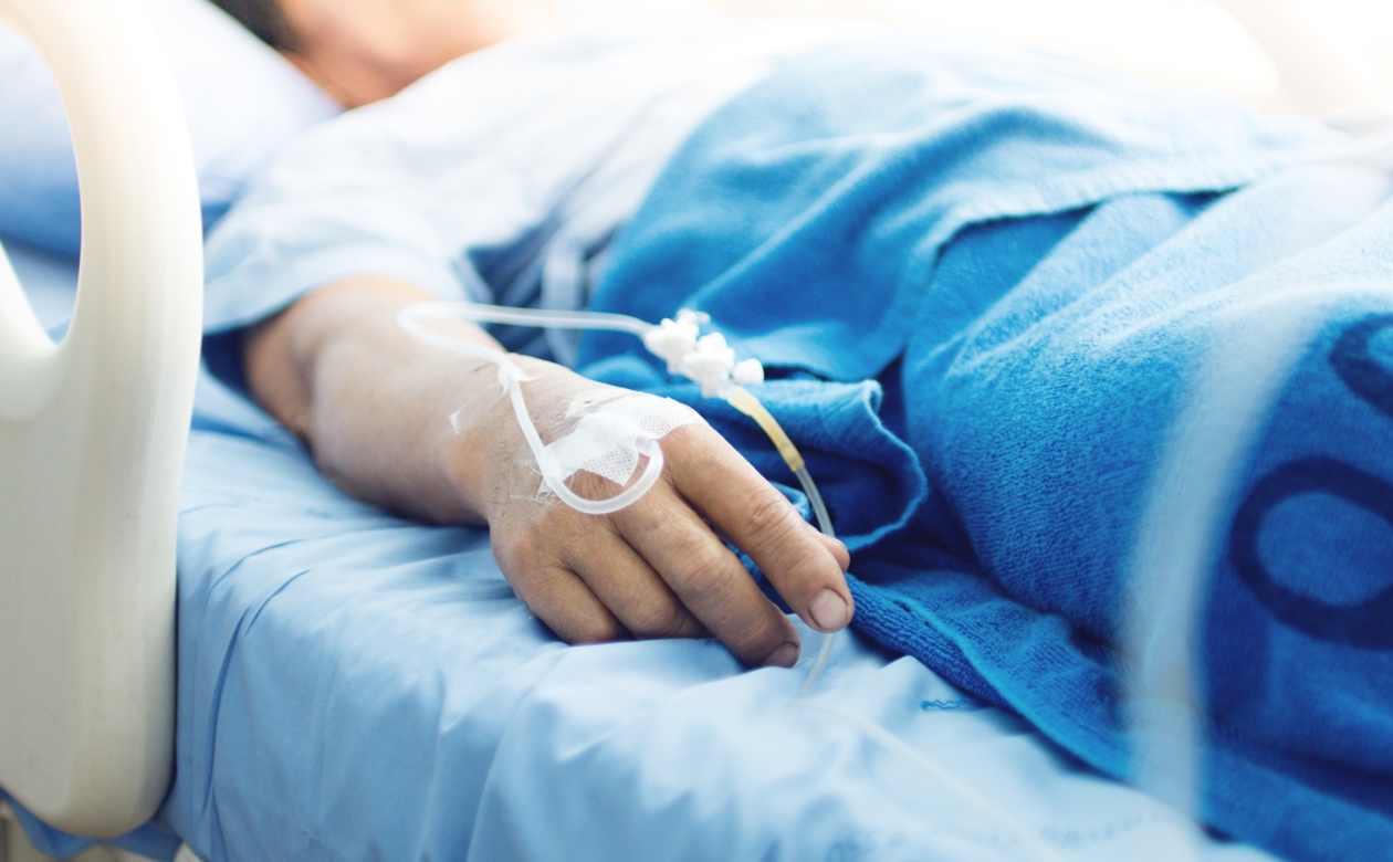 Person ligger i hospitalseng med patientskade