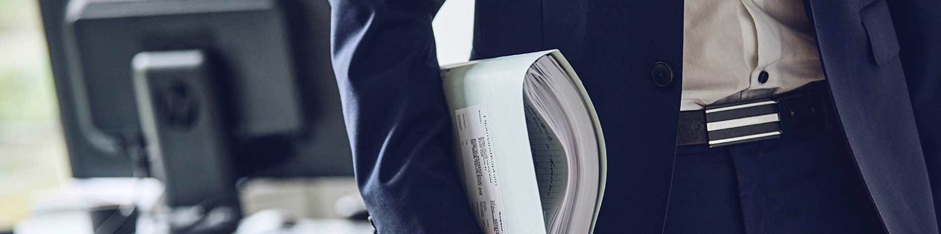 Advokat med sagsmappe under armen