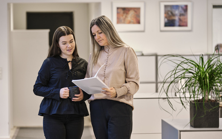 To kvinder der taler sammen