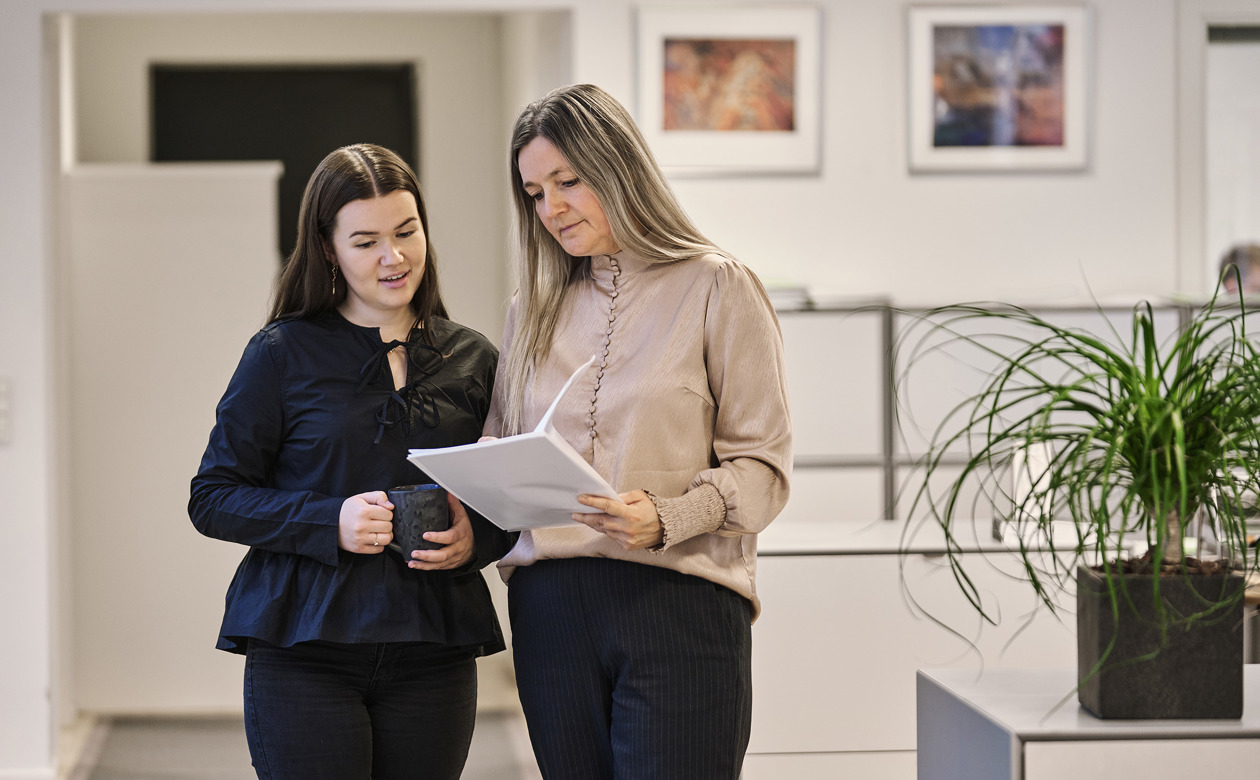 To kvinder der taler sammen