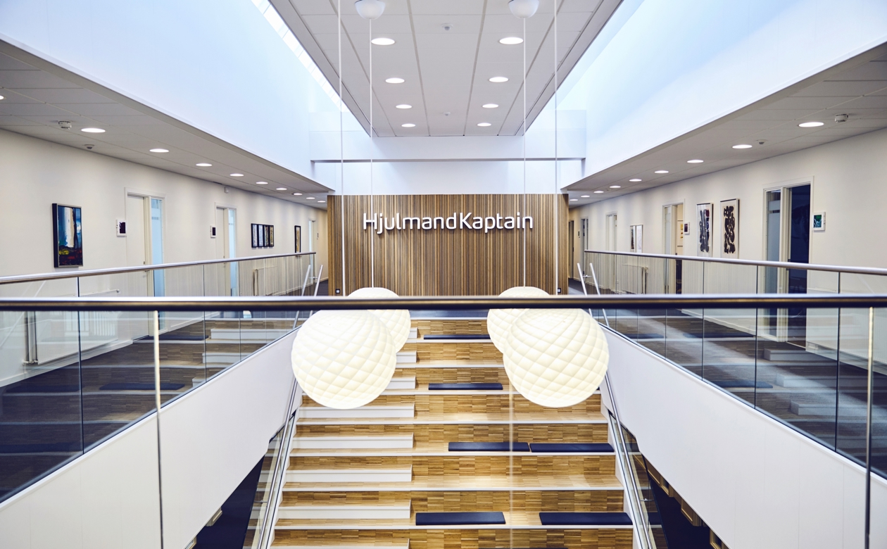HjulmandKaptain logo for enden af trappe i Aalborg
