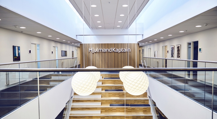 HjulmandKaptain logo for enden af trappe i Aalborg