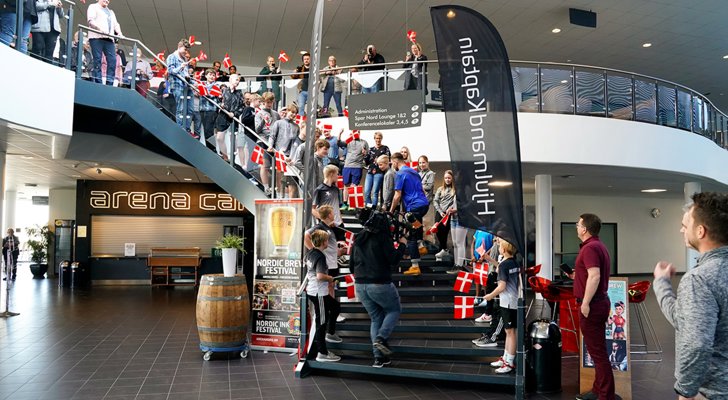 En masse personer på en trappe med flag til Nordjysk sport