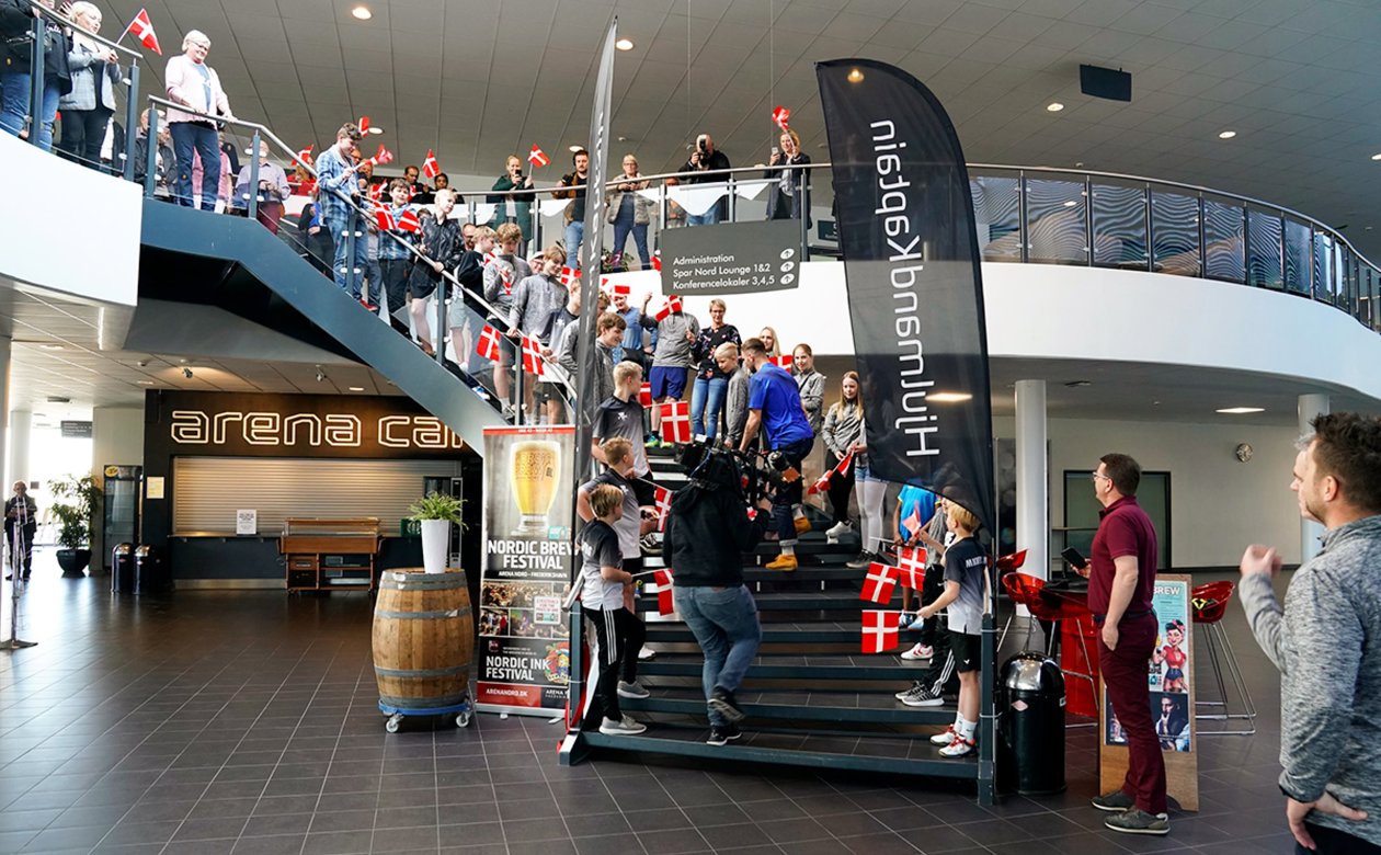 En masse personer på en trappe med flag til Nordjysk sport