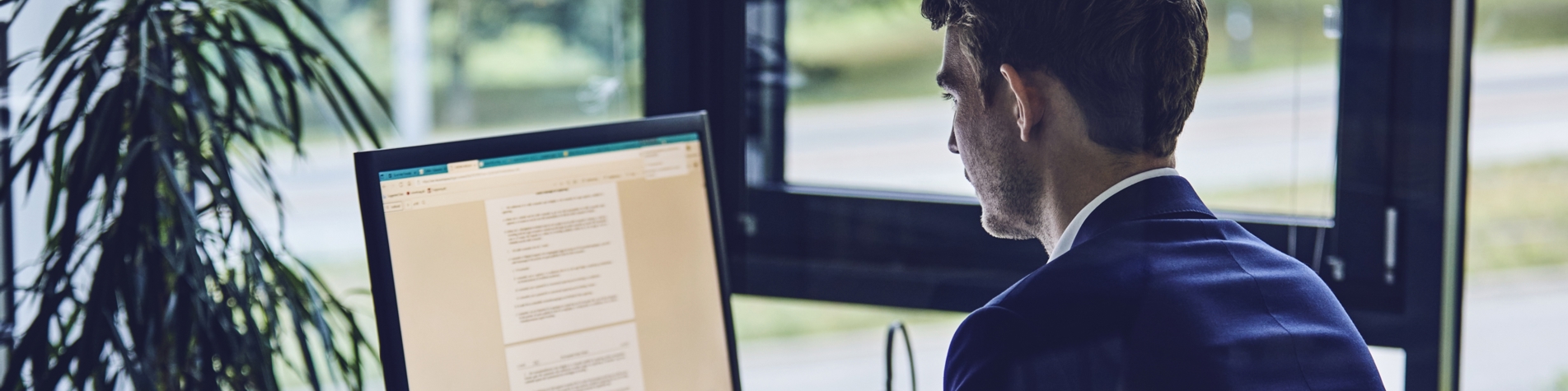 Advokat der sidder foran computer