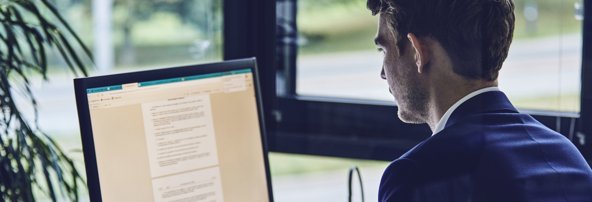 Advokat der sidder foran computer
