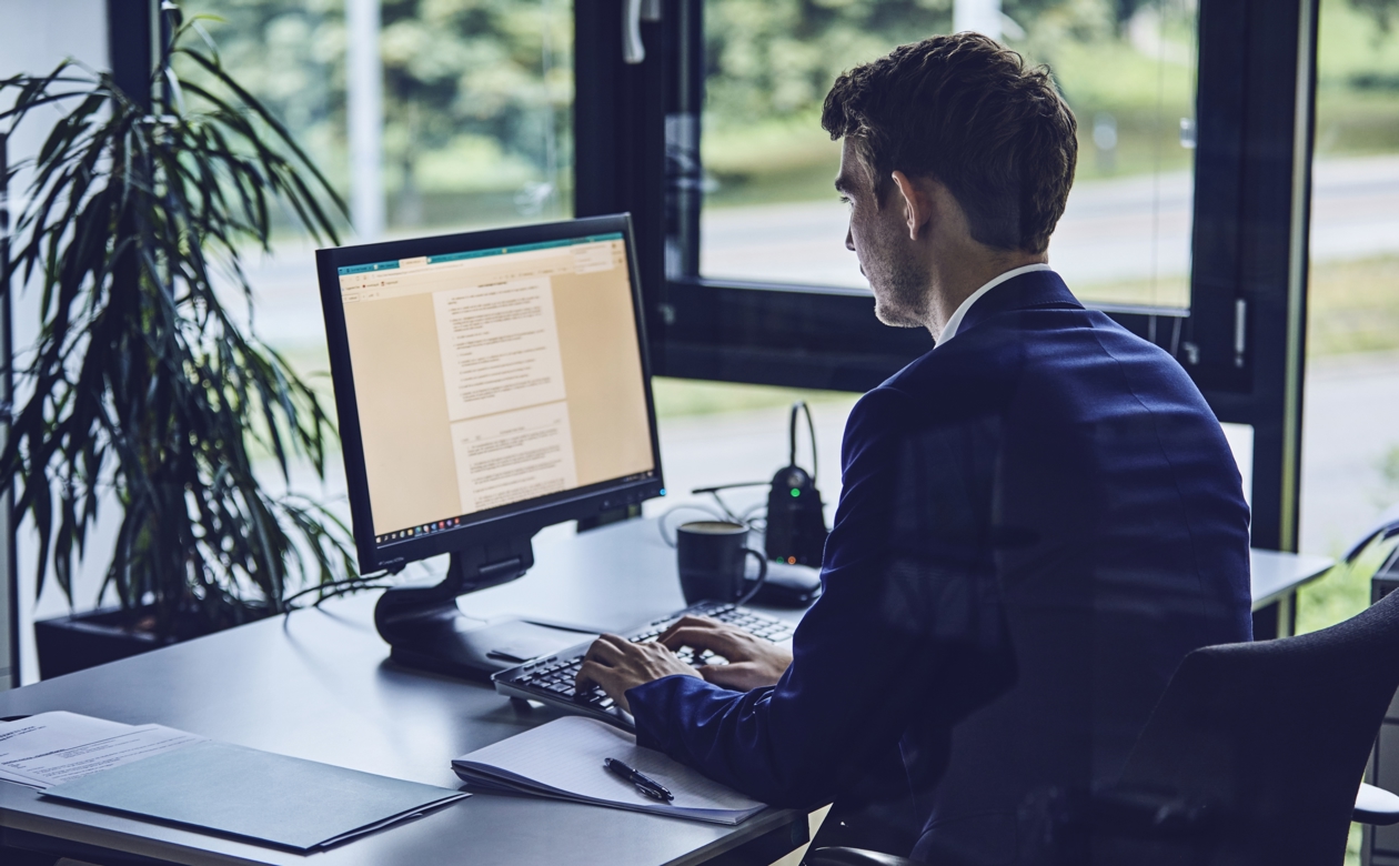 Advokat der sidder foran computer