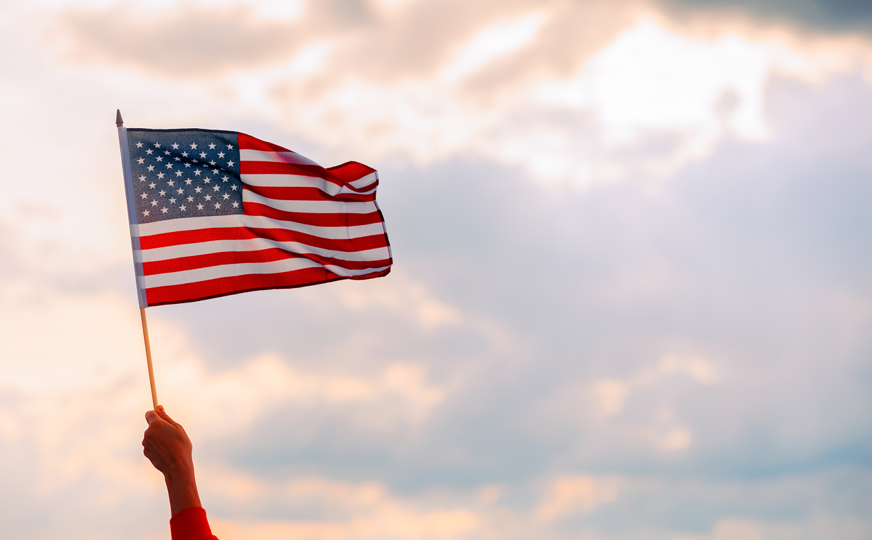 Hånd holder USA's flag