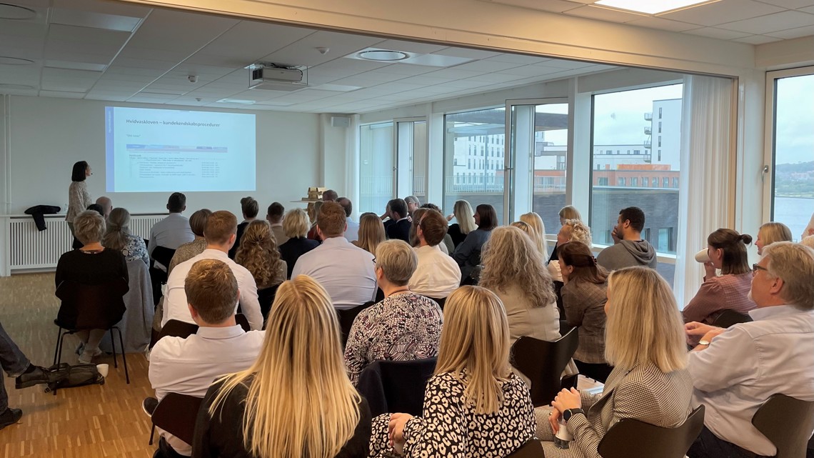 Kvinde holder oplæg til vidensdag